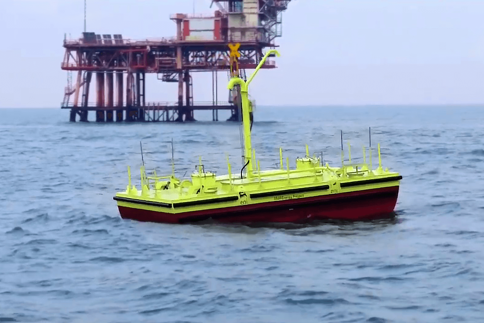 Galleggiante giallo su mare a Pantelleria dispositivo per trasformare il movimento delle onde in energia elettrica